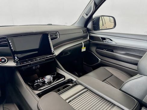 New 2026 Jeep Grand Wagoneer 4WD image 25