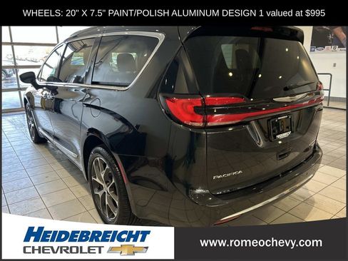 Used 2021 Chrysler Pacifica Limited w/ Uconnect Theater Family Group image 5