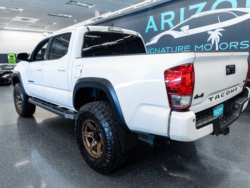 Used 2017 Toyota Tacoma TRD Off-Road AWD/4WD image 7