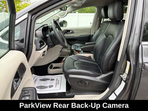 Used 2023 Chrysler Pacifica Touring-L FWD image 11