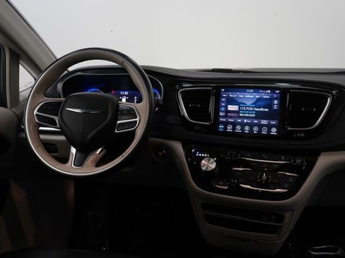 Used 2020 Chrysler Pacifica Limited w/ 8-pass Seating Package image 13