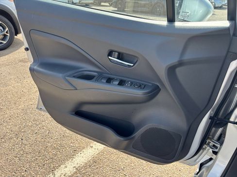 Used 2025 Nissan Versa SV FWD image 18
