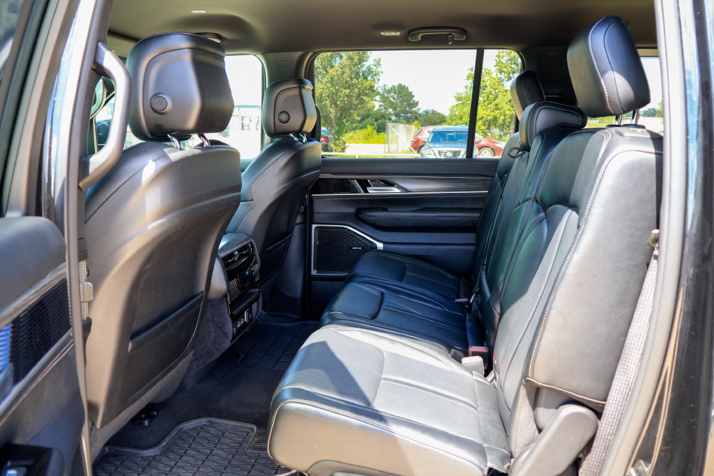 Used 2024 Jeep Wagoneer Series II w/ Flexible Seating Group RWD image 9