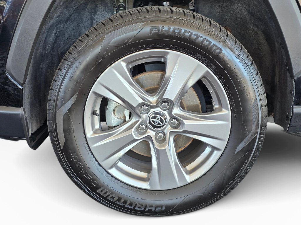 Used 2025 Toyota RAV4 XLE AWD/4WD image 11