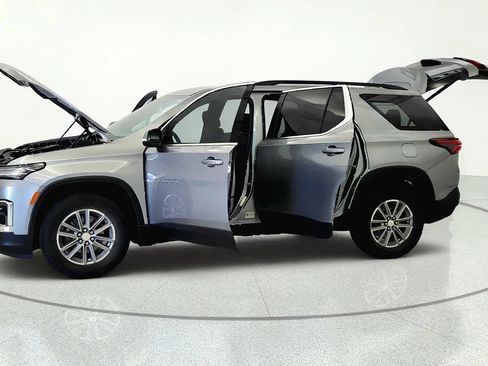 Used 2023 Chevrolet Traverse LT FWD image 9