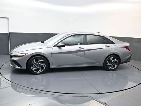 Used 2025 Hyundai Elantra SEL FWD image 7