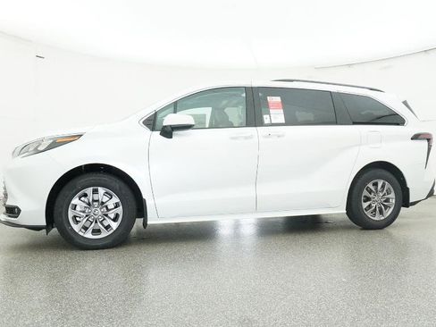 New 2026 Toyota Sienna XLE image 8