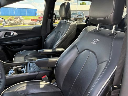 Used 2025 Chrysler Pacifica Limited FWD image 11