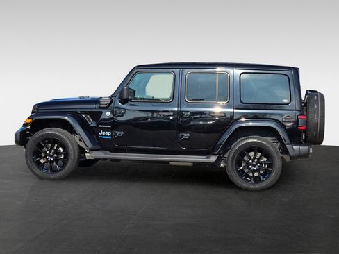 Used 2022 Jeep Wrangler Unlimited Sahara w/ Cold Weather Group image 8