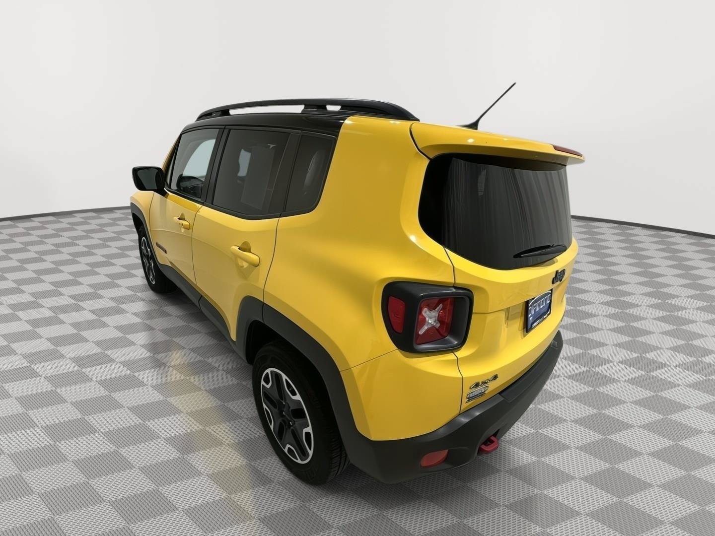 Used 2016 Jeep Renegade Trailhawk AWD/4WD image 3