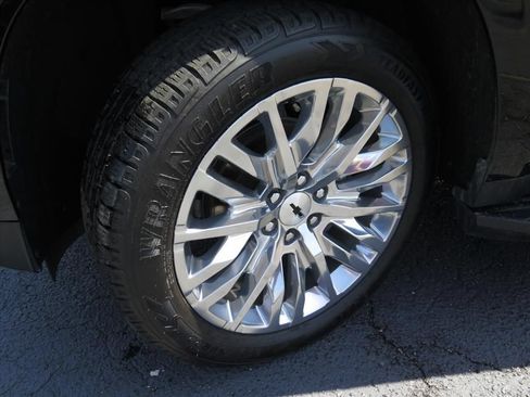Used 2025 Chevrolet Suburban Premier AWD/4WD image 18