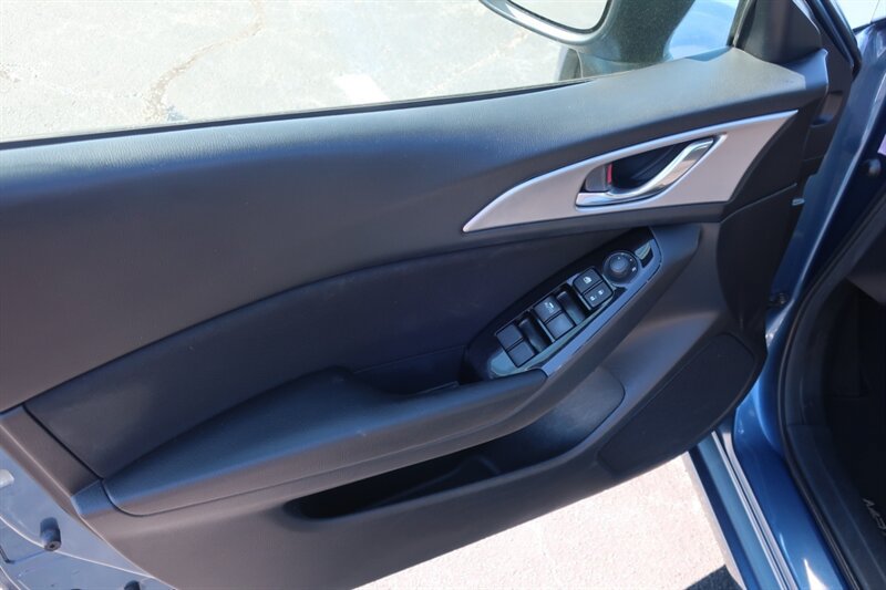 Used 2018 MAZDA MAZDA3 Sport FWD image 12