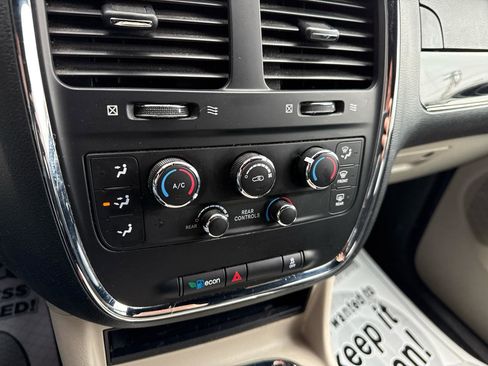 Used 2019 Dodge Grand Caravan SXT FWD image 18