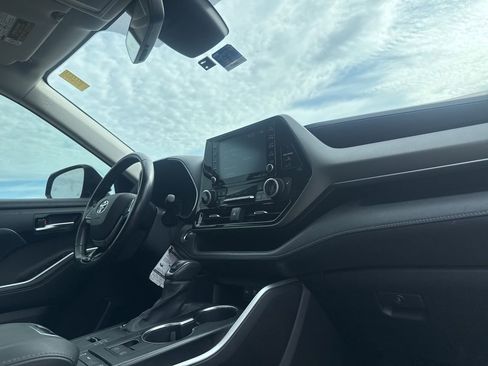 Used 2021 Toyota Highlander XLE FWD image 25