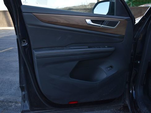 Used 2024 Volkswagen Atlas SE image 11