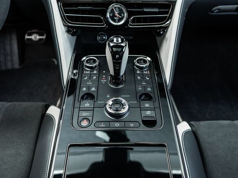 Used 2025 Bentley Flying Spur Plug-In Hybrid AWD/4WD image 32