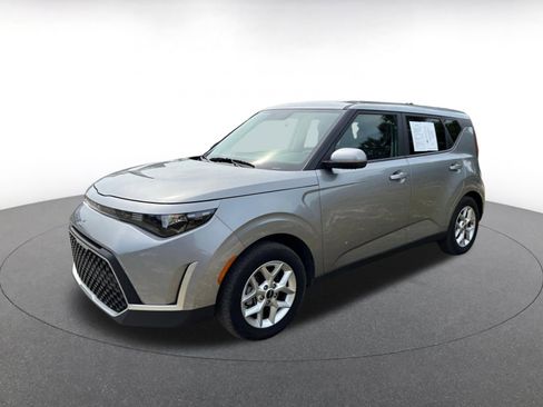 Used 2025 Kia Soul LX w/ LX Technology Package FWD image 3