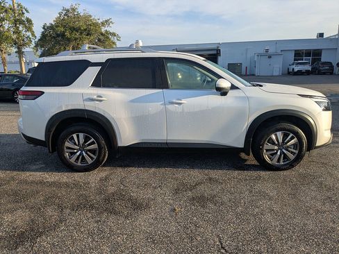 Used 2025 Nissan Pathfinder SL FWD image 3