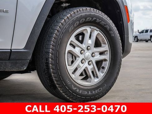 Used 2025 Jeep Grand Cherokee Laredo w/ Luxury Tech Group I AWD/4WD image 9