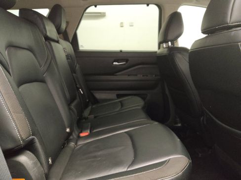 Used 2022 Nissan Pathfinder SL FWD image 19
