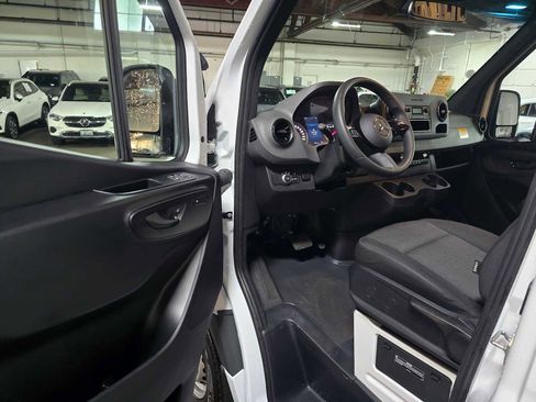 Used 2025 Mercedes-Benz Sprinter 2500 image 20