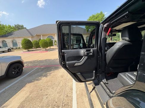 Used 2015 Jeep Wrangler Unlimited Rubicon AWD/4WD image 16