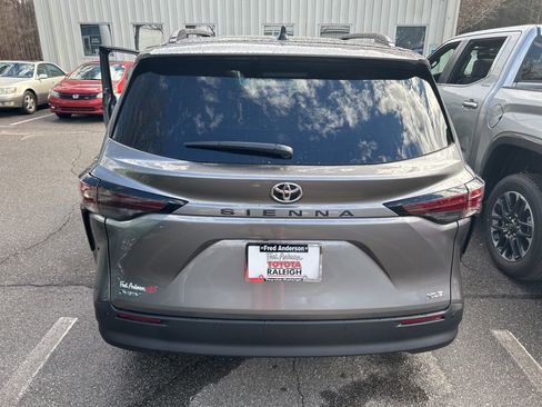 New 2026 Toyota Sienna XLE image 18