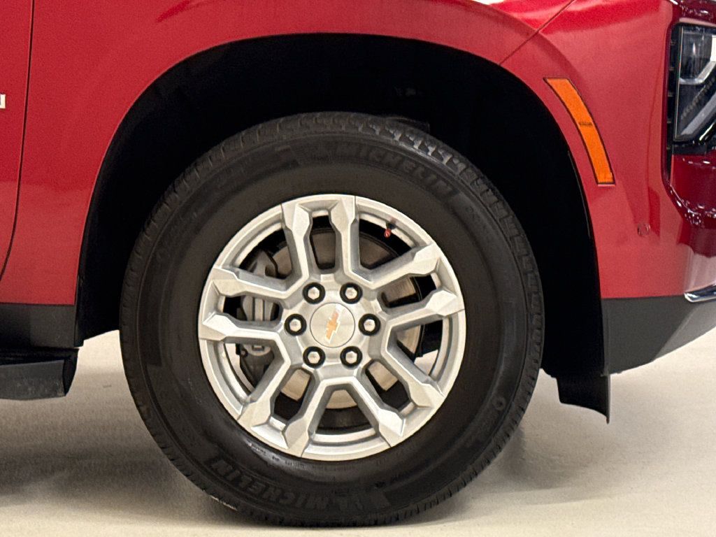 Used 2025 Chevrolet Suburban LS RWD image 6