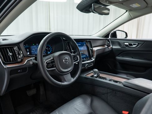 Used 2024 Volvo V60 B5 Cross Country Plus image 12