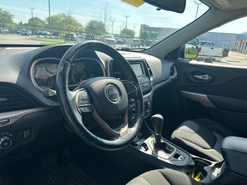 Used 2018 Jeep Cherokee Latitude w/ Altitude Package FWD image 14