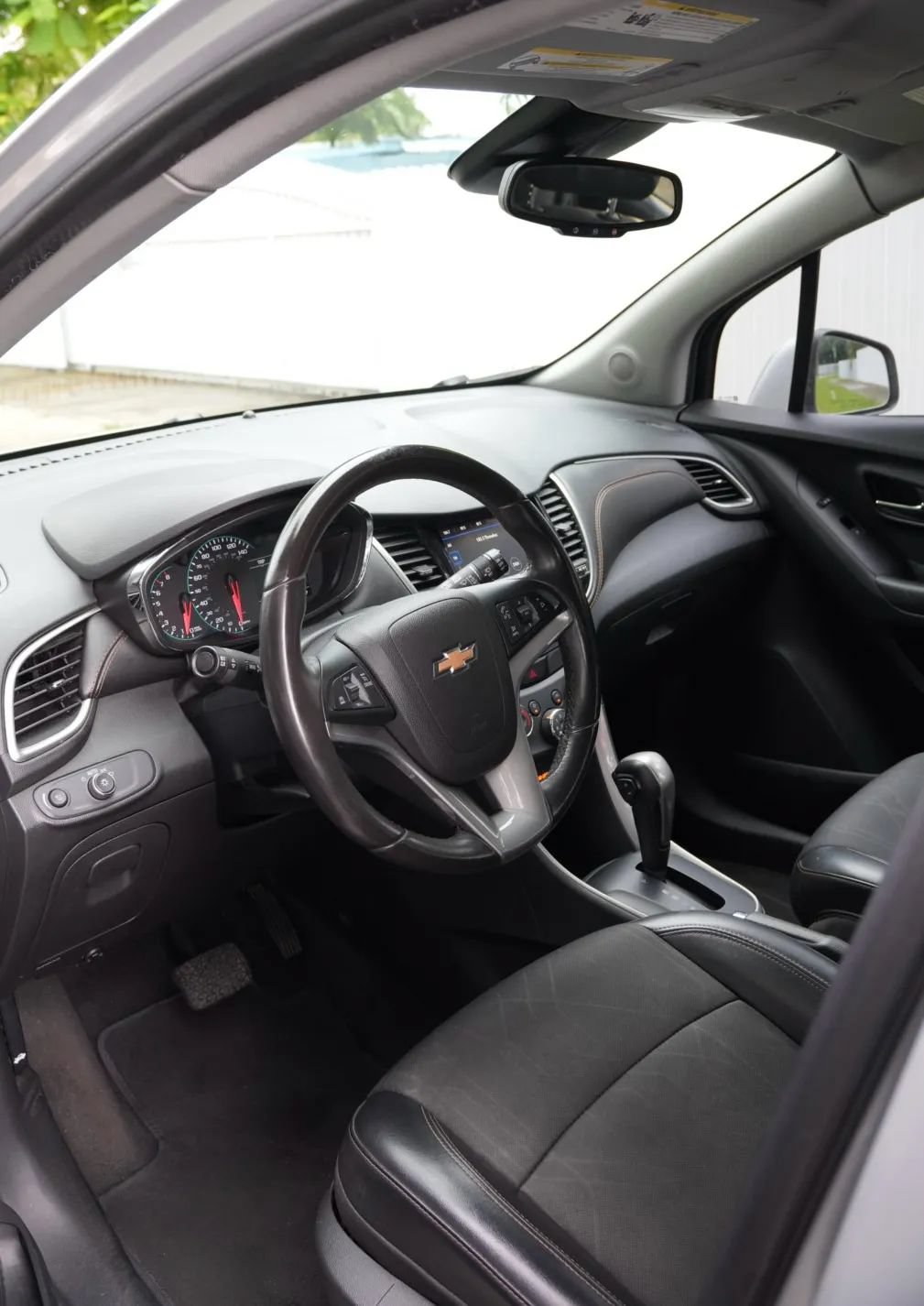 Used 2021 Chevrolet Trax LT w/ LT Convenience Package FWD image 8