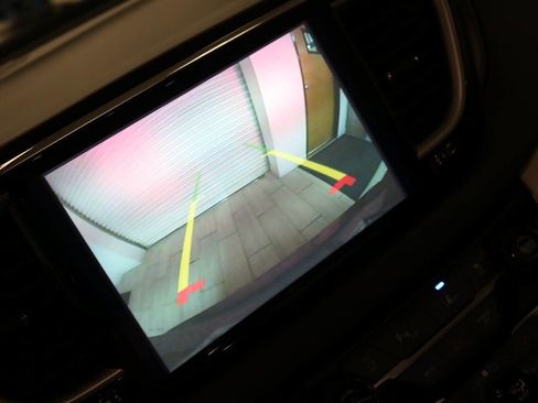 Used 2023 Chrysler Pacifica Touring-L image 77