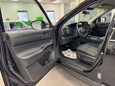 Used 2024 Nissan Pathfinder SV image 11