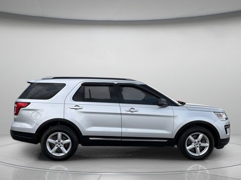 Used 2019 Ford Explorer XLT FWD image 2