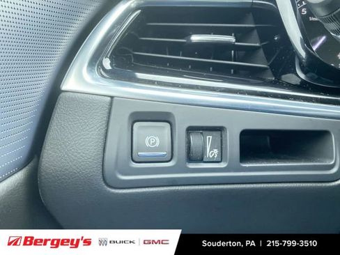 Used 2025 Cadillac XT6 Premium Luxury image 19