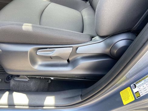Used 2025 Toyota Corolla Cross LE FWD image 17