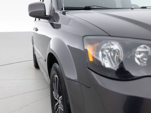 Used 2017 Dodge Grand Caravan SE FWD image 11