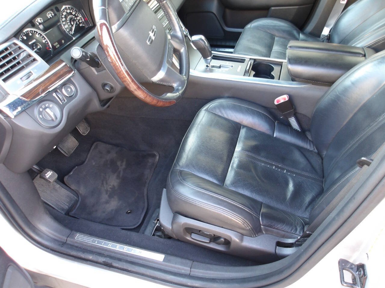 Used 2009 Lincoln MKS FWD image 5