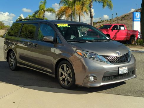 Used 2017 Toyota Sienna SE image 7