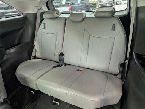 Used 2025 Toyota Sienna XLE AWD/4WD image 18