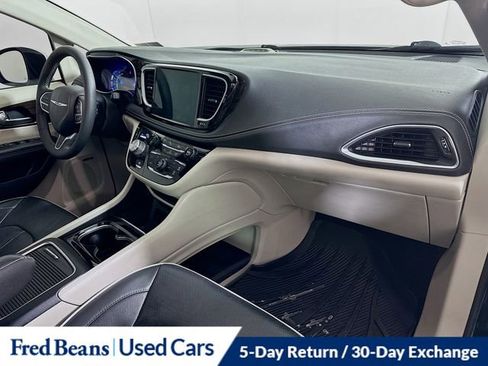 Certified 2022 Chrysler Pacifica Limited w/ Uconnect Theater Family Group image 35