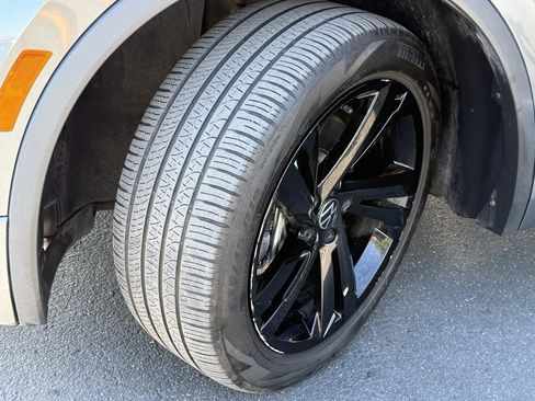 Used 2024 Volkswagen Tiguan SE R-Line image 11