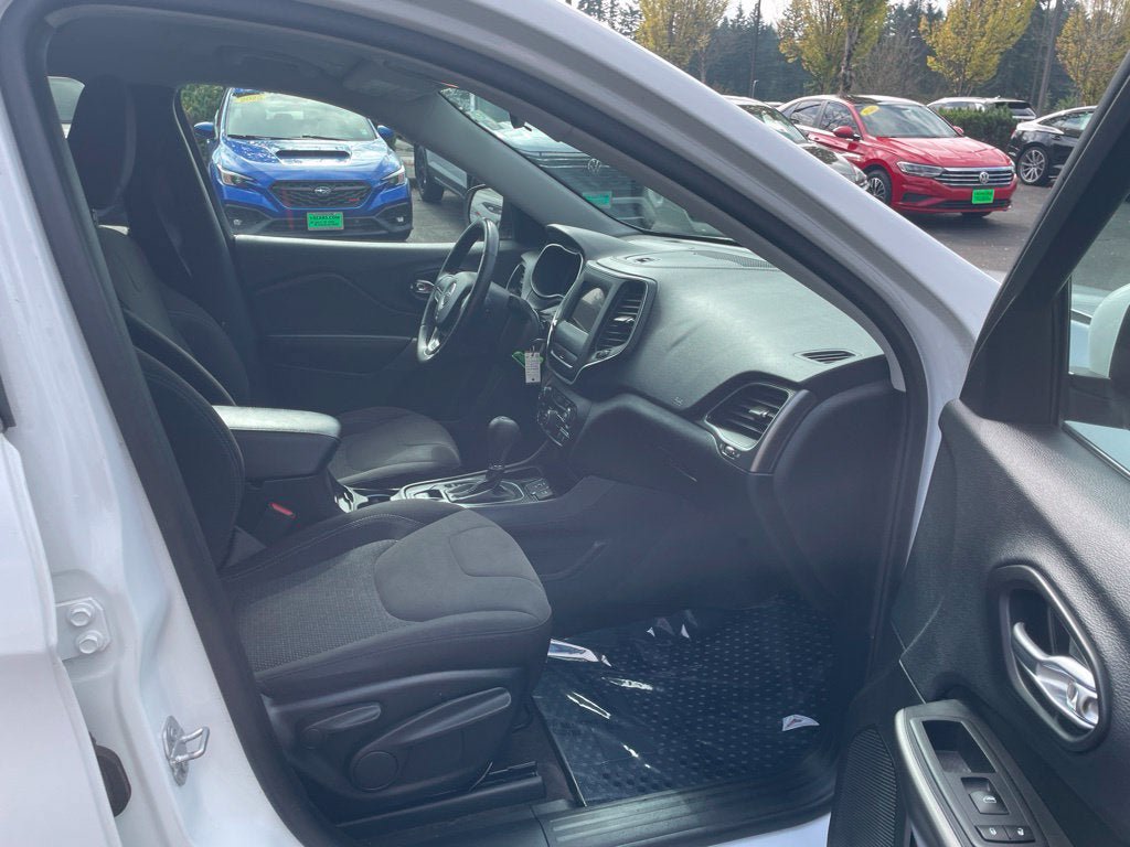 Used 2019 Jeep Cherokee Latitude w/ Cold Weather Group FWD image 13