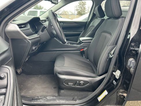 Used 2023 Jeep Grand Cherokee L Laredo image 5