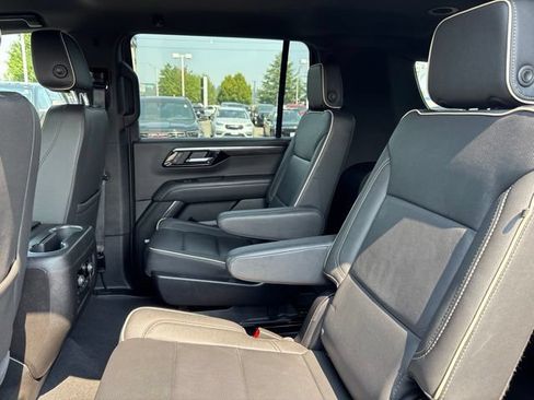 Used 2025 Chevrolet Suburban Premier AWD/4WD image 32