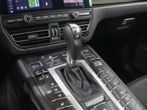 Certified 2021 Porsche Macan image 33