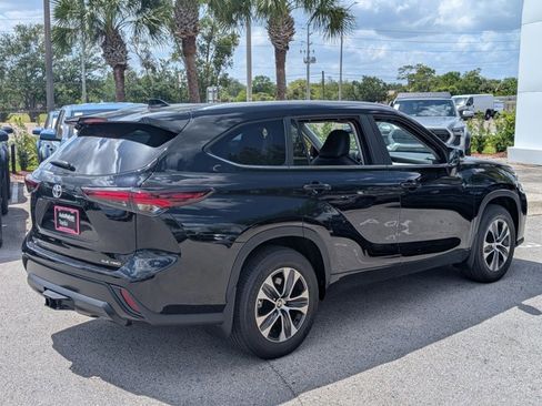 New 2026 Toyota Highlander XLE image 9