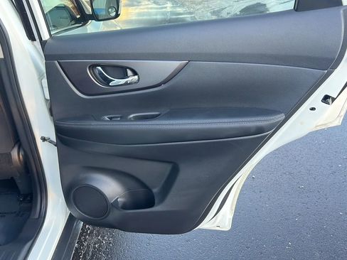 Used 2016 Nissan Rogue SV image 17