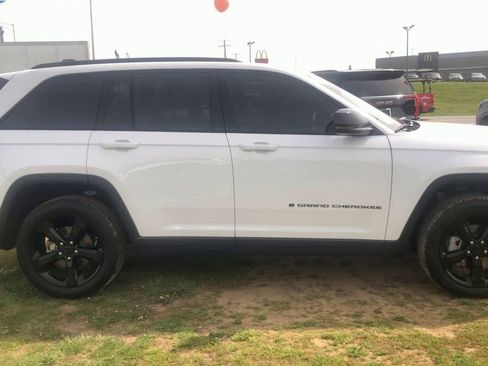 Used 2025 Jeep Grand Cherokee Limited w/ Black Appearance Package AWD/4WD image 8
