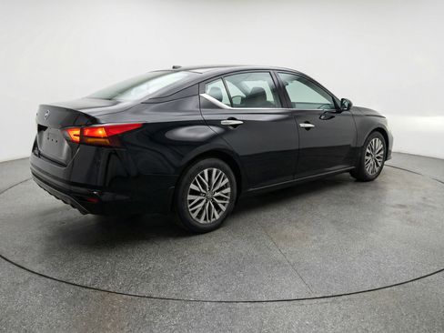 Used 2025 Nissan Altima 2.5 SV image 9